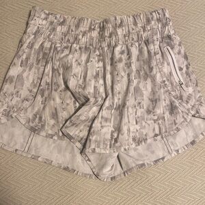 Tracker Short IV *4-way Stretch 4"
Color: City Breeze Alpine White Multi